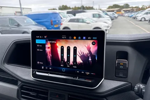 CX75HWC Volkswagen Crafter 2.0 TDI CR35 Commerce Plus FWD LWB High Roof Euro 6 (s/s) 5dr Thumbnail #34