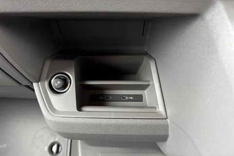 CX75HWC Volkswagen Crafter 2.0 TDI CR35 Commerce Plus FWD LWB High Roof Euro 6 (s/s) 5dr Thumbnail #35