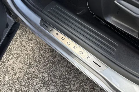 YT72OHR PEUGEOT e-2008 50kWh GT Auto 5dr (7kW Charger) Thumbnail #40