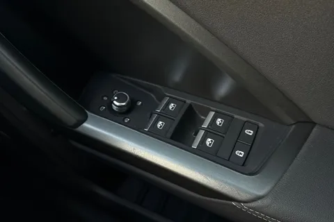 PK69SZJ Audi Q3 2.0 TDI 35 S line S Tronic Euro 6 (s/s) 5dr Thumbnail #18