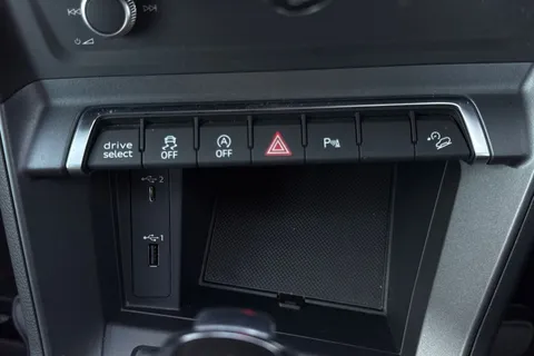 PK69SZJ Audi Q3 2.0 TDI 35 S line S Tronic Euro 6 (s/s) 5dr Thumbnail #51