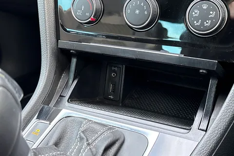 DU18DXO Volkswagen Golf 1.5 TSI EVO 150 R-Line 5dr DSG | ACC | LED Headlights Thumbnail #34