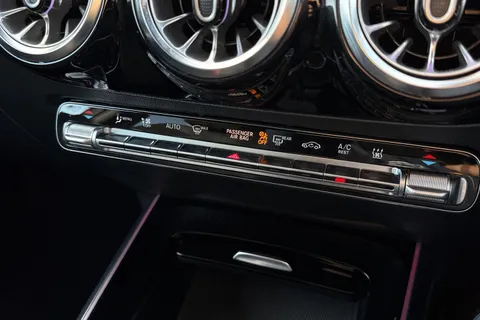 WV72ZGF Mercedes-Benz Gla 1.3 GLA250e 15.6kWh AMG Line (Executive) 8G-DCT Euro 6 (s/s) 5dr Thumbnail #18