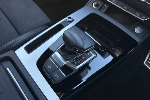 BL70MWO Audi Q5 2.0 TDI 40 S line S Tronic quattro Euro 6 (s/s) 5dr Thumbnail #23