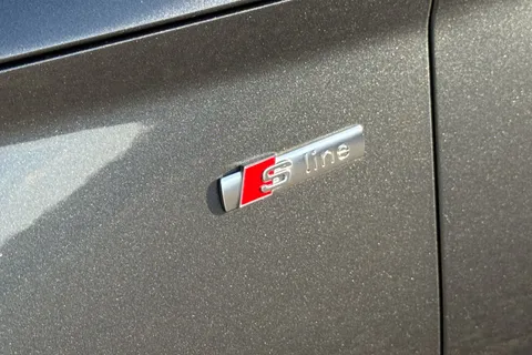 BL70MWO Audi Q5 2.0 TDI 40 S line S Tronic quattro Euro 6 (s/s) 5dr Thumbnail #33