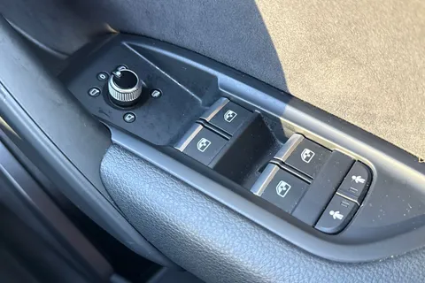 BL70MWO Audi Q5 2.0 TDI 40 S line S Tronic quattro Euro 6 (s/s) 5dr Thumbnail #37