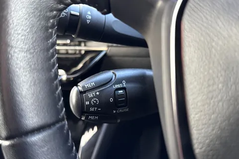 KW21FVV PEUGEOT 208 1.2 PureTech Allure Premium Euro 6 (s/s) 5dr Thumbnail #40