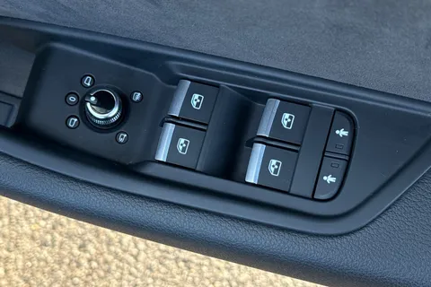 KK68SZC Audi A4 Avant Avant Black Edition 40 TDI  190 PS S tronic Thumbnail #21