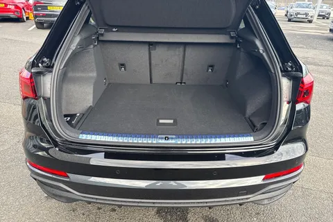 PX75YVO Audi Q3 Black Edition 35 TFSI  150 PS S tronic Thumbnail #7