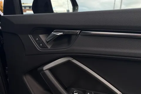 PX75YVO Audi Q3 Black Edition 35 TFSI  150 PS S tronic Thumbnail #21
