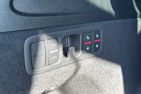 PX75KMG Audi Q7 SUV  Black Edition TDI quattro 231 PS tiptronic Thumbnail #38