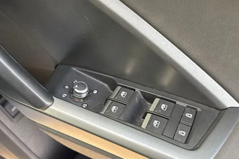 GJ70JGU Audi Q3 1.5 TFSI CoD 35 S line Euro 6 (s/s) 5dr Thumbnail #36