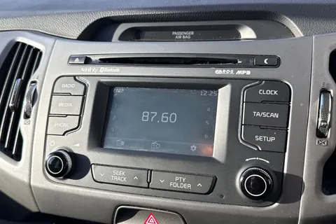 YA64ODT Kia Sportage 1.7 CRDi EcoDynamics 3 2WD Euro 5 (s/s) 5dr Thumbnail #17