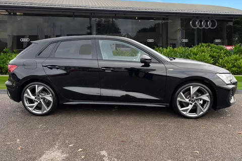  Audi A3 1.5 TFSI Black Edition Sportback Euro 6 (s/s) 5dr Thumbnail #4