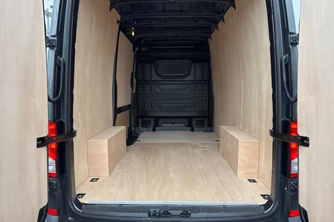CX75JXK Volkswagen Crafter 2.0 TDI CR35 Commerce FWD MWB High Roof Euro 6 (s/s) 5dr Thumbnail #7