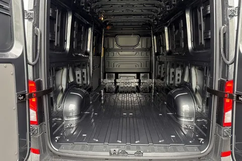 CX75JWZ Volkswagen Crafter 2.0 TDI CR35 Commerce FWD LWB High Roof Euro 6 (s/s) 5dr Thumbnail #7