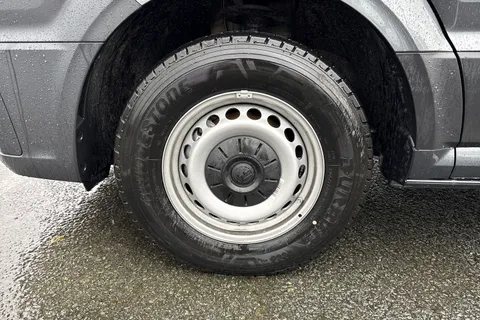 CX75JXK Volkswagen Crafter 2.0 TDI CR35 Commerce FWD MWB High Roof Euro 6 (s/s) 5dr Thumbnail #10