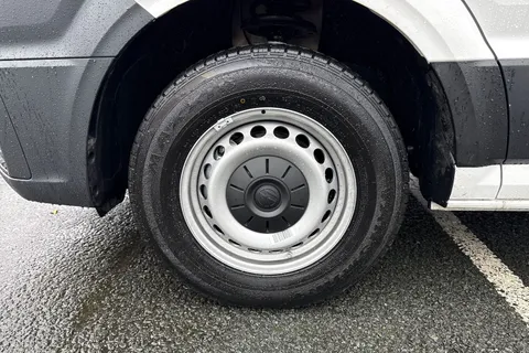 CX75JXL Volkswagen Crafter 2.0 TDI CR30 Commerce FWD MWB High Roof Euro 6 (s/s) 5dr Thumbnail #10