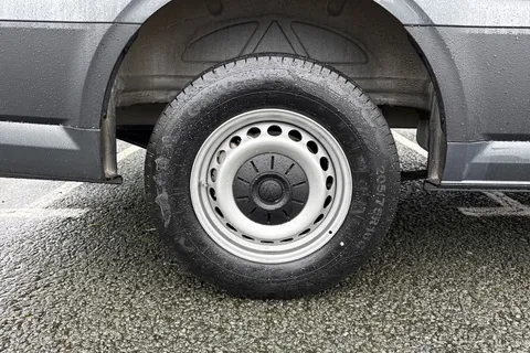 CX75JWZ Volkswagen Crafter 2.0 TDI CR35 Commerce FWD LWB High Roof Euro 6 (s/s) 5dr Thumbnail #11