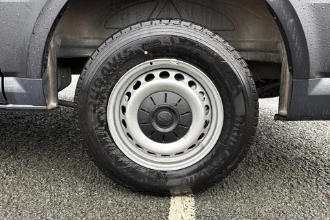 CX75JXK Volkswagen Crafter 2.0 TDI CR35 Commerce FWD MWB High Roof Euro 6 (s/s) 5dr Thumbnail #11