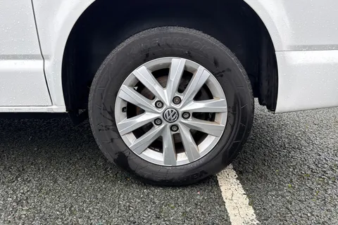 CX74LBO Volkswagen Transporter 2.0 TDI T30 Highline Kombi FWD SWB Euro 6 (s/s) 5dr Thumbnail #12