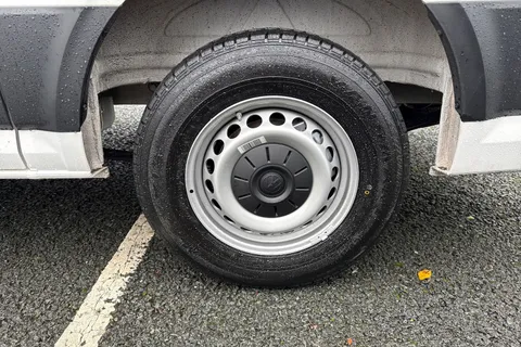 CX75JXL Volkswagen Crafter 2.0 TDI CR30 Commerce FWD MWB High Roof Euro 6 (s/s) 5dr Thumbnail #11