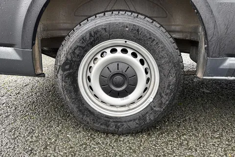 CX75JXK Volkswagen Crafter 2.0 TDI CR35 Commerce FWD MWB High Roof Euro 6 (s/s) 5dr Thumbnail #12