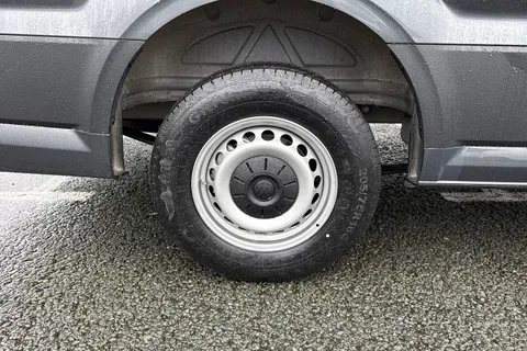 CX75JWZ Volkswagen Crafter 2.0 TDI CR35 Commerce FWD LWB High Roof Euro 6 (s/s) 5dr Thumbnail #12