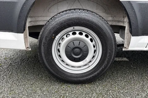 CX75JXL Volkswagen Crafter 2.0 TDI CR30 Commerce FWD MWB High Roof Euro 6 (s/s) 5dr Thumbnail #12