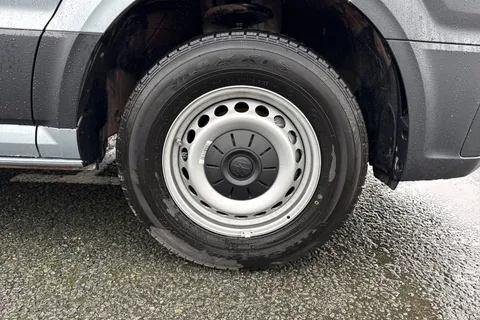 CX75JWD Volkswagen Crafter 2.0 TDI CR35 Commerce FWD MWB High Roof Euro 6 (s/s) 5dr Thumbnail #13