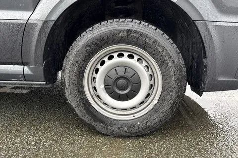 CX75JXK Volkswagen Crafter 2.0 TDI CR35 Commerce FWD MWB High Roof Euro 6 (s/s) 5dr Thumbnail #13