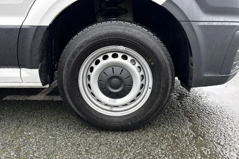 CX75JXL Volkswagen Crafter 2.0 TDI CR30 Commerce FWD MWB High Roof Euro 6 (s/s) 5dr Thumbnail #13