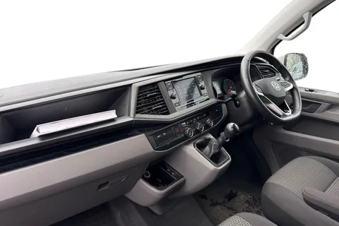 CX74LBO Volkswagen Transporter 2.0 TDI T30 Highline Kombi FWD SWB Euro 6 (s/s) 5dr Thumbnail #16