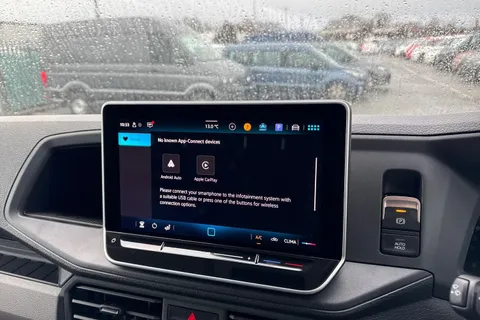 CX75JWZ Volkswagen Crafter 2.0 TDI CR35 Commerce FWD LWB High Roof Euro 6 (s/s) 5dr Thumbnail #17