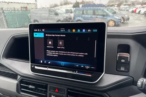 CX75JXK Volkswagen Crafter 2.0 TDI CR35 Commerce FWD MWB High Roof Euro 6 (s/s) 5dr Thumbnail #17