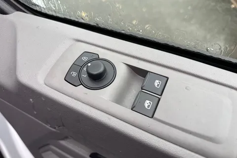 CX25LLO Volkswagen Transporter 2.0 TDI T32 Commerce Plus FWD SWB Euro 6 (s/s) 5dr Thumbnail #21