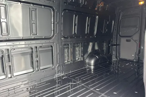 CX75JWZ Volkswagen Crafter 2.0 TDI CR35 Commerce FWD LWB High Roof Euro 6 (s/s) 5dr Thumbnail #19