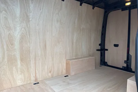 CX75JXK Volkswagen Crafter 2.0 TDI CR35 Commerce FWD MWB High Roof Euro 6 (s/s) 5dr Thumbnail #19