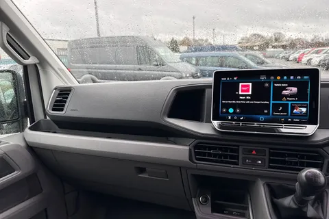 CX75JXL Volkswagen Crafter 2.0 TDI CR30 Commerce FWD MWB High Roof Euro 6 (s/s) 5dr Thumbnail #20