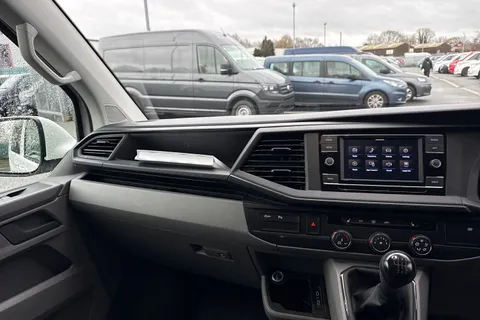 CX74LBO Volkswagen Transporter 2.0 TDI T30 Highline Kombi FWD SWB Euro 6 (s/s) 5dr Thumbnail #21