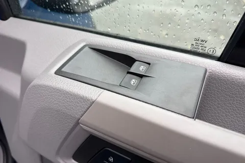 CX75JXS Volkswagen Crafter 2.0 TDI CR35 Commerce FWD LWB High Roof Euro 6 (s/s) 5dr Thumbnail #21