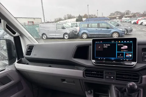 CX75JXK Volkswagen Crafter 2.0 TDI CR35 Commerce FWD MWB High Roof Euro 6 (s/s) 5dr Thumbnail #20