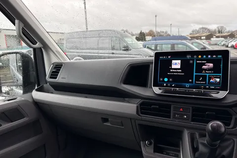 CX75JWD Volkswagen Crafter 2.0 TDI CR35 Commerce FWD MWB High Roof Euro 6 (s/s) 5dr Thumbnail #20