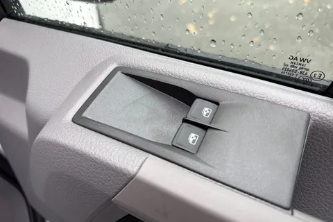 CX75JXL Volkswagen Crafter 2.0 TDI CR30 Commerce FWD MWB High Roof Euro 6 (s/s) 5dr Thumbnail #21