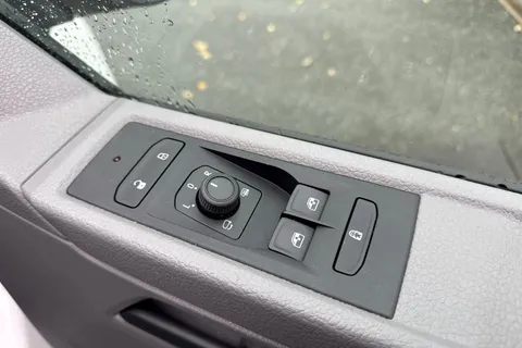 CX74LBO Volkswagen Transporter 2.0 TDI T30 Highline Kombi FWD SWB Euro 6 (s/s) 5dr Thumbnail #22