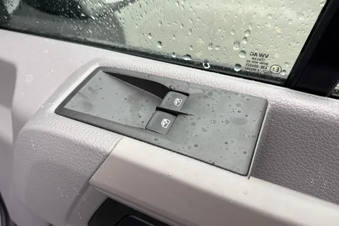 CX75JXK Volkswagen Crafter 2.0 TDI CR35 Commerce FWD MWB High Roof Euro 6 (s/s) 5dr Thumbnail #21