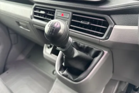 CX75JXS Volkswagen Crafter 2.0 TDI CR35 Commerce FWD LWB High Roof Euro 6 (s/s) 5dr Thumbnail #23