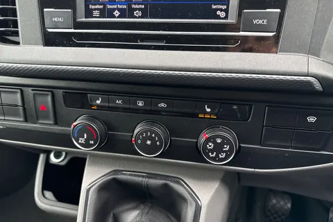 CX74LBO Volkswagen Transporter 2.0 TDI T30 Highline Kombi FWD SWB Euro 6 (s/s) 5dr Thumbnail #23