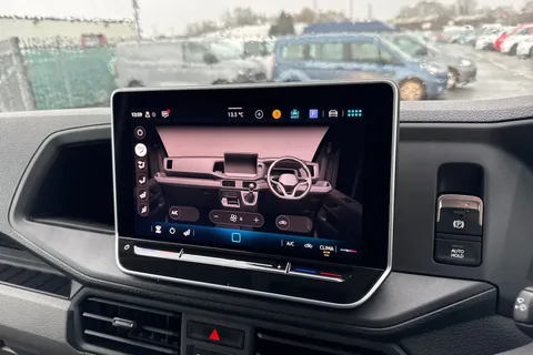 CX75JXK Volkswagen Crafter 2.0 TDI CR35 Commerce FWD MWB High Roof Euro 6 (s/s) 5dr Thumbnail #22