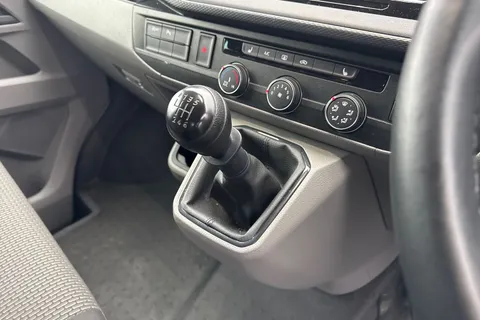 CX74LBO Volkswagen Transporter 2.0 TDI T30 Highline Kombi FWD SWB Euro 6 (s/s) 5dr Thumbnail #24